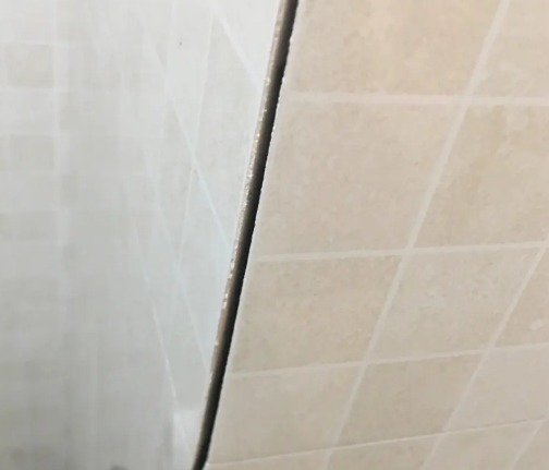 洞头瓷砖空鼓维修公司分享阳台瓷砖脱落的修复过程可以分为以下几个步骤