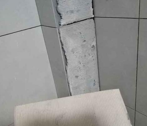 洞头瓷砖空鼓维修公司分享下厨房瓷砖脱落的补救措施。